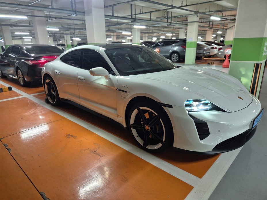 Porsche Taycan 2023