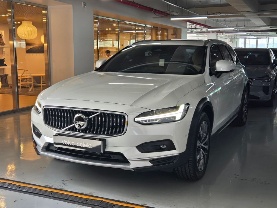 Volvo V90 2025