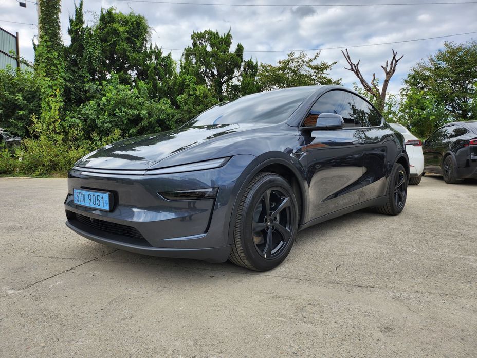 Tesla Model Y 2025