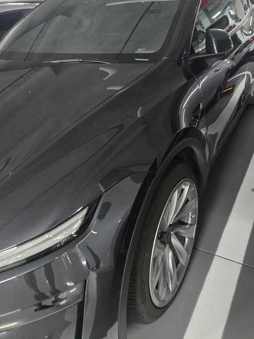 Tesla Model Y 2025