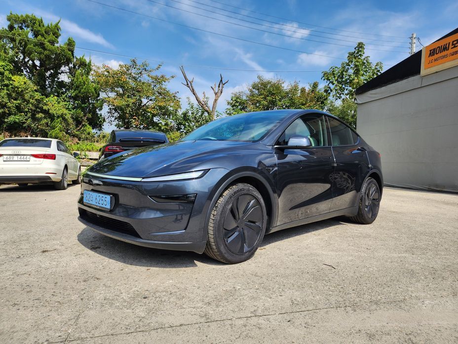 Tesla Model Y 2025
