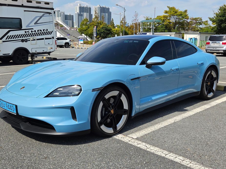 Porsche Taycan 2025