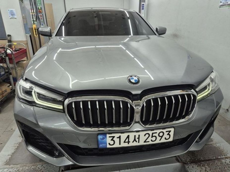 BMW 5-Series 2023