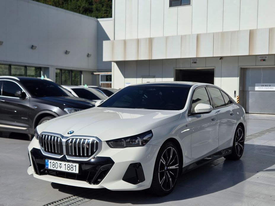 BMW 5-Series 2024