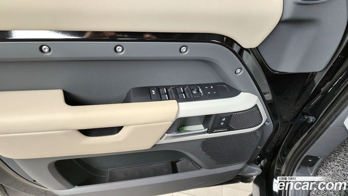 Land Rover Defender 2024