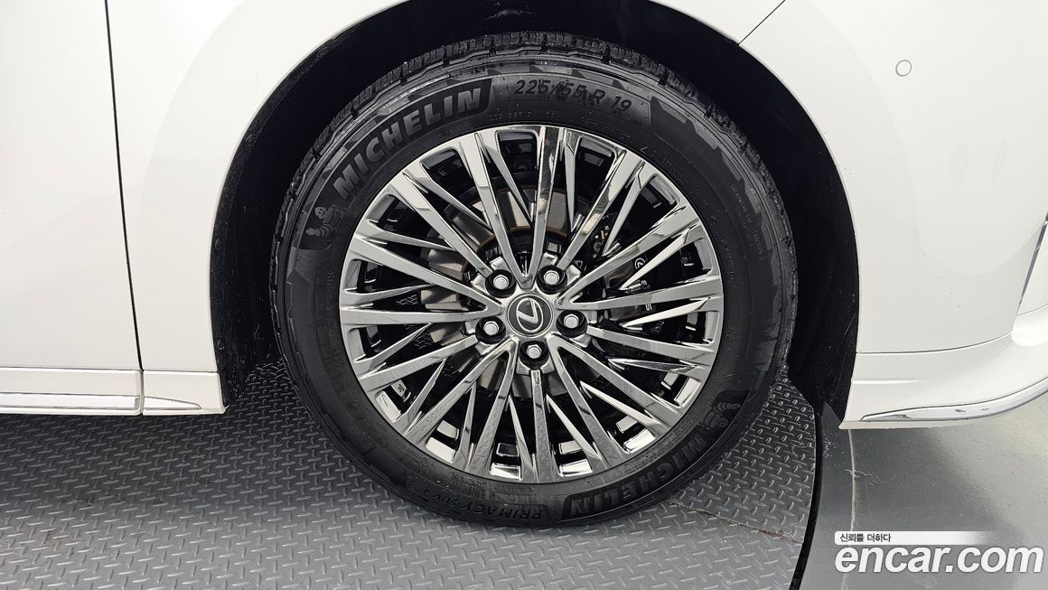 Lexus LM 2025