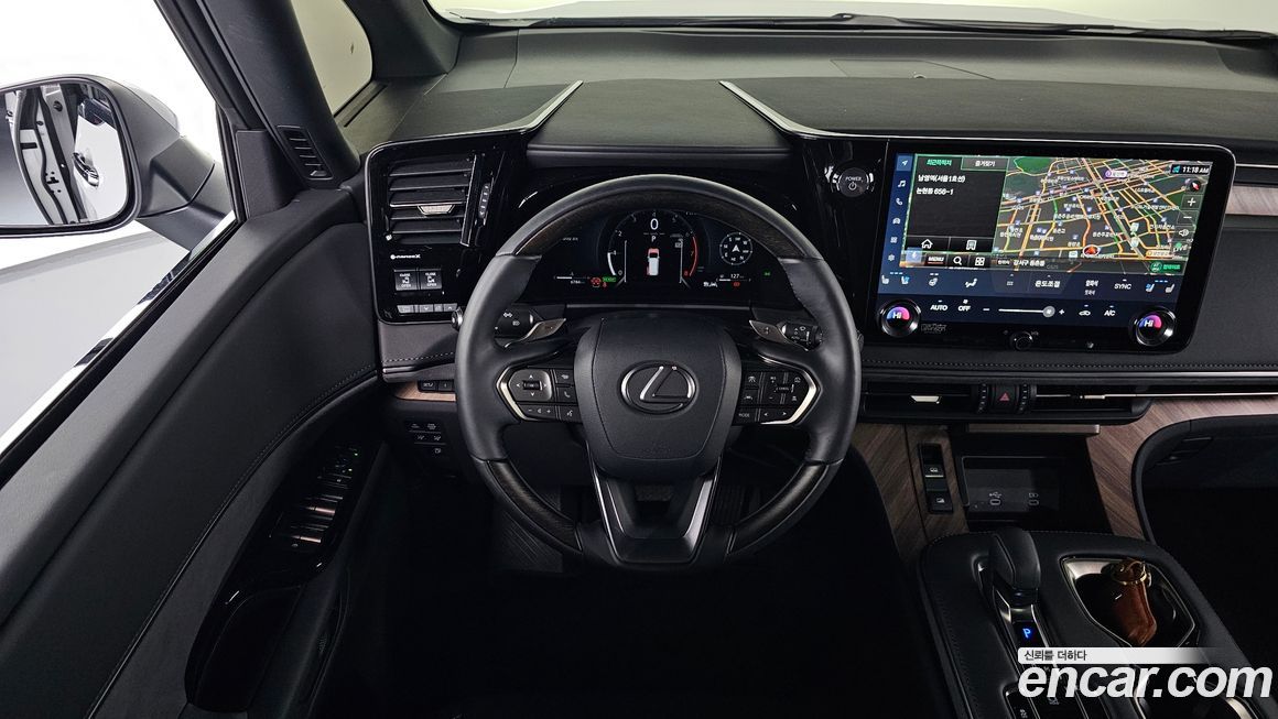 Lexus LM 2025
