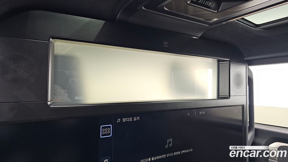 Lexus LM 2025