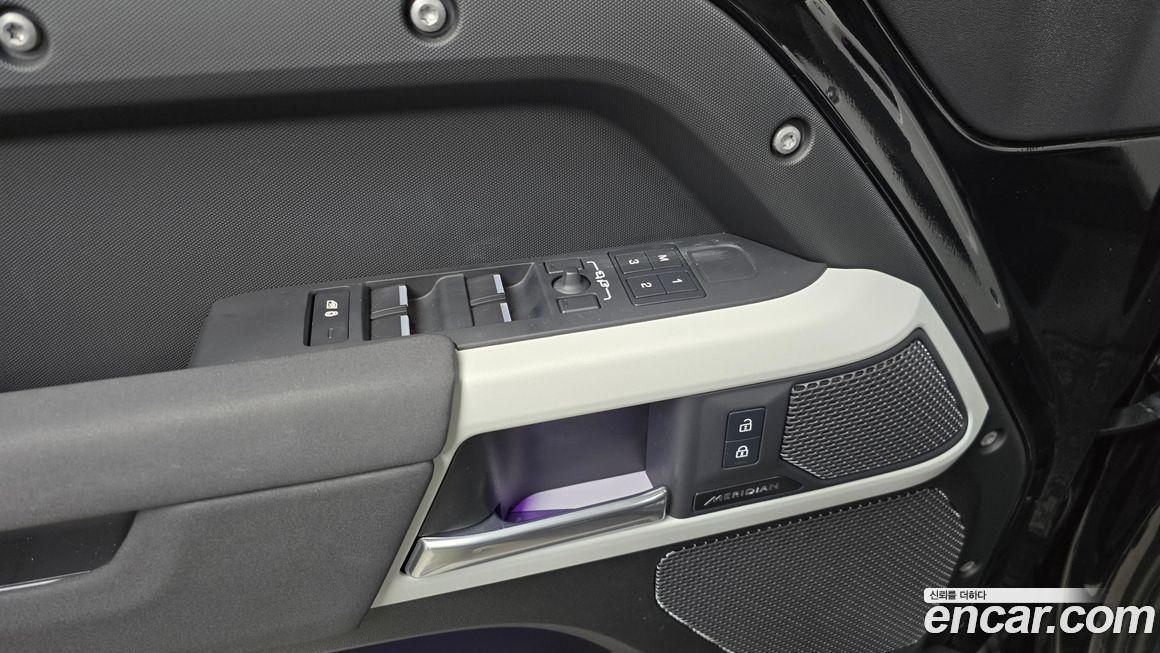 Land Rover Defender 2023