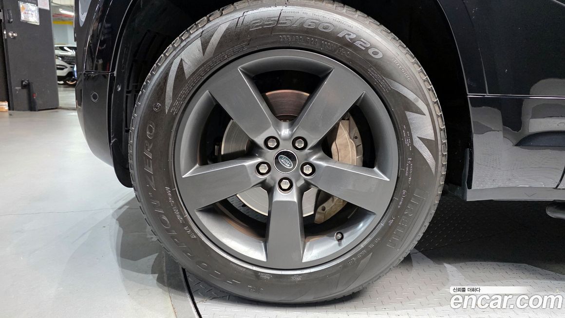 Land Rover Defender 2023