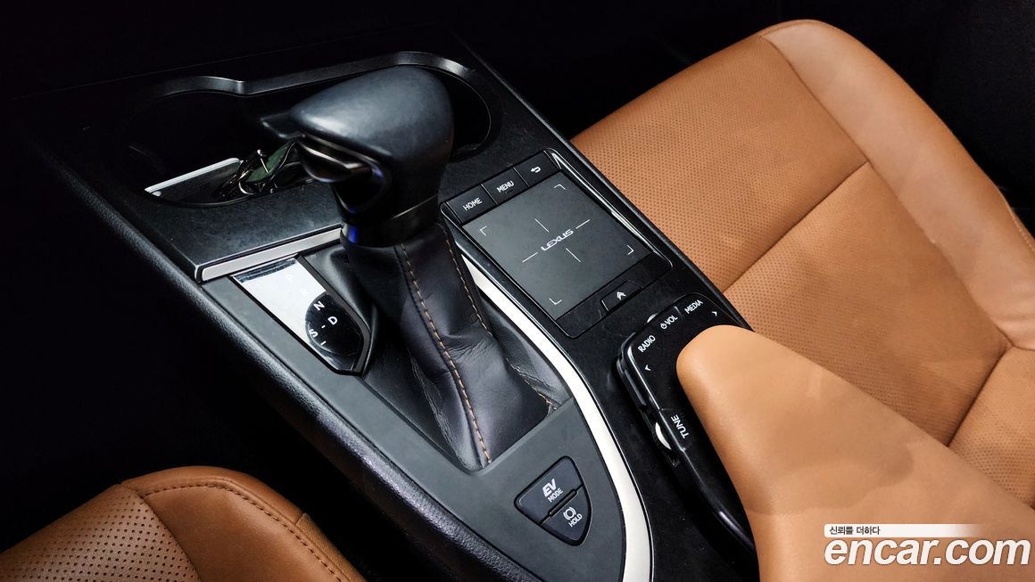Lexus UX 2021