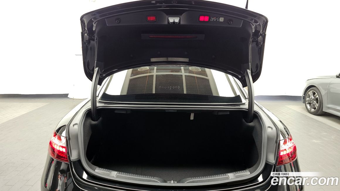 Mercedes-Benz E-Class 2023