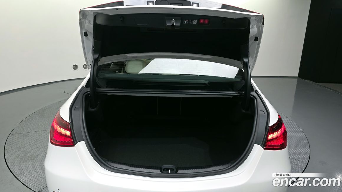 Mercedes-Benz C-Class 2025