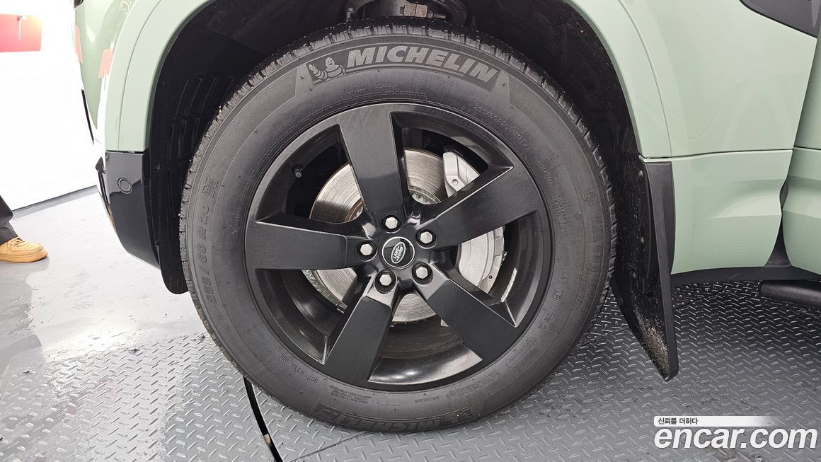 Land Rover Defender 2023