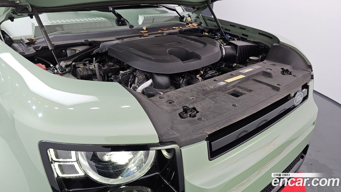 Land Rover Defender 2023