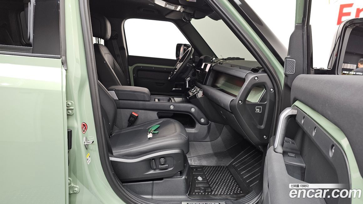 Land Rover Defender 2023