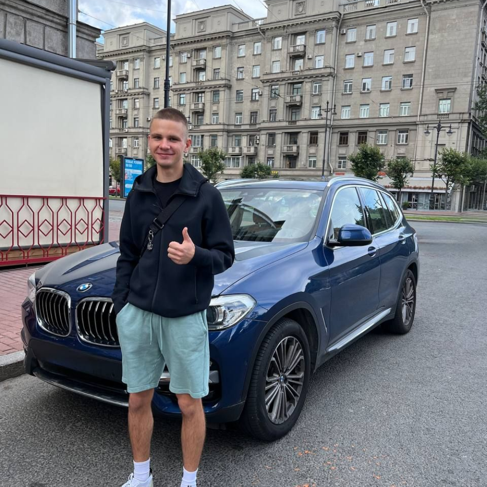 BMW X3 на стоянке до поставки