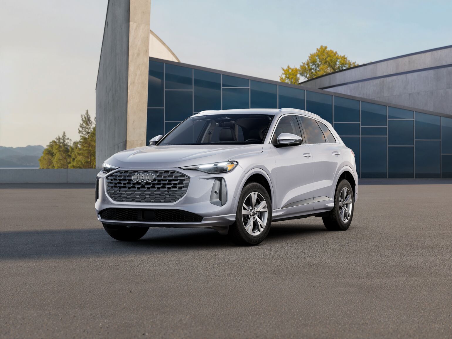 Audi Q5 2025 &mdash; кроссовер, вид спереди