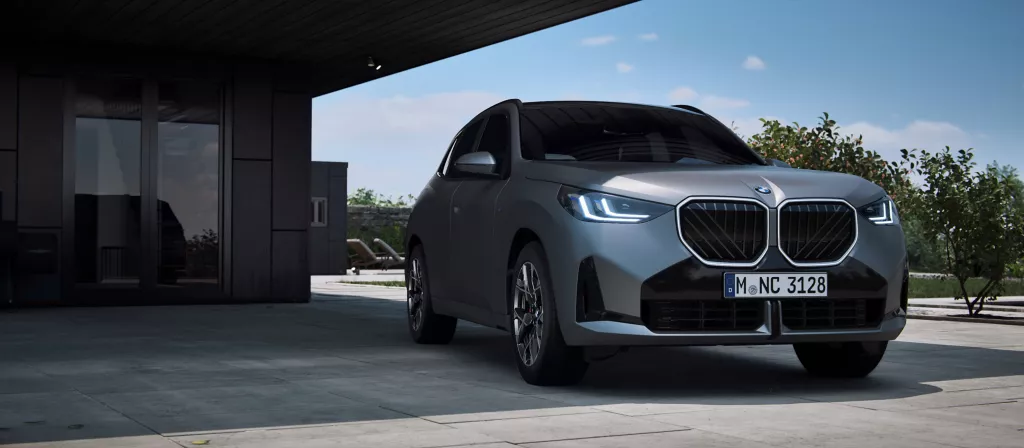 BMW X3 2025 &mdash; кроссовер, вид спереди