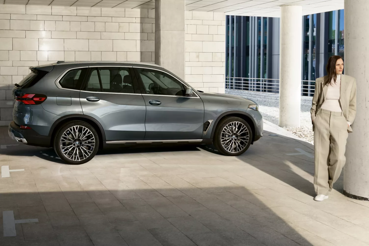 BMW X5 2021 &mdash; кроссовер, вид спереди