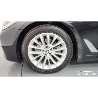 301858