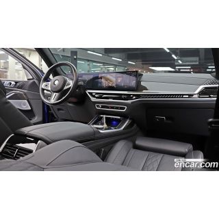979111