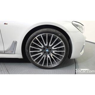 743047