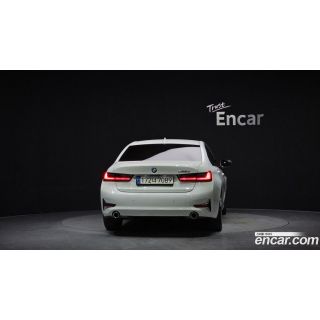 913737