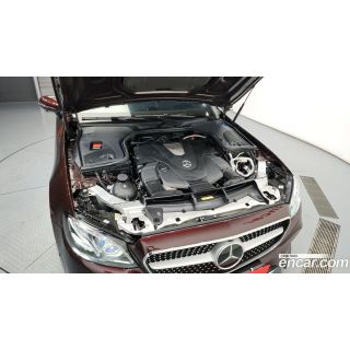 881557