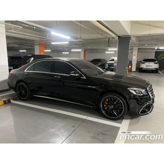 425600