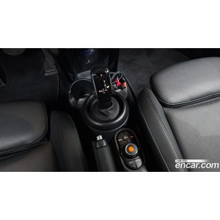 825702