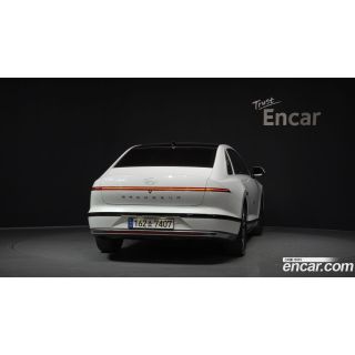 956437