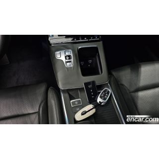 943068