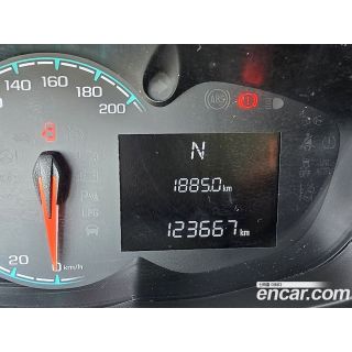 913744