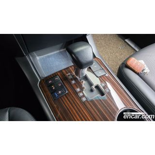218300