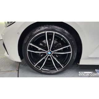 989628