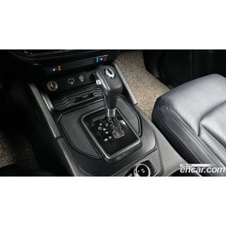 573437