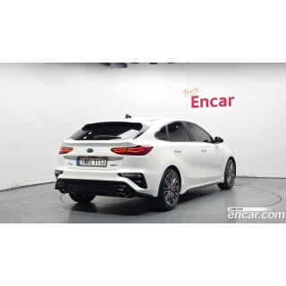 913943