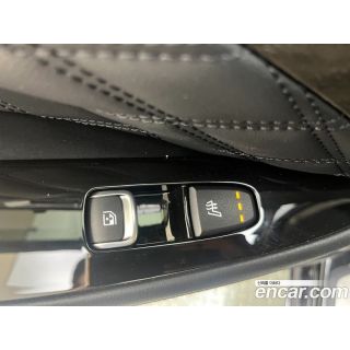 743822