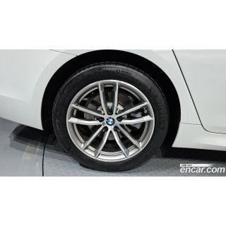 979975