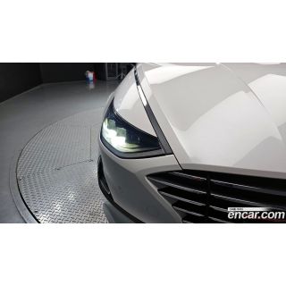 981587