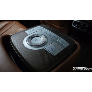 884360