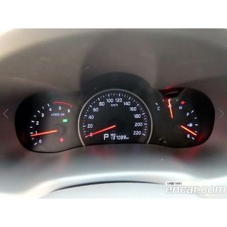 878136