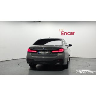 570933