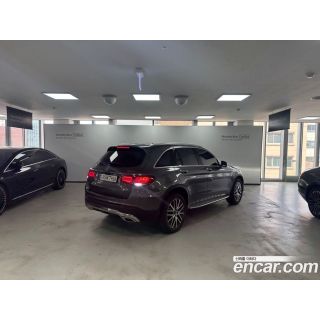 975360