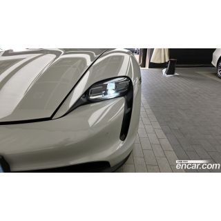 883560