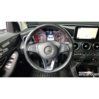 305890