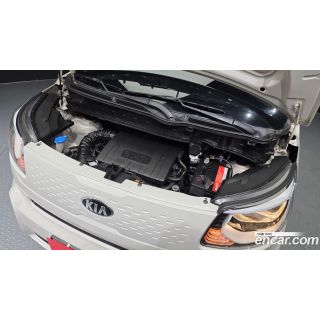 572700