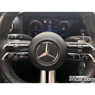 438997