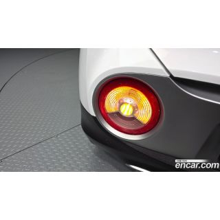 873218
